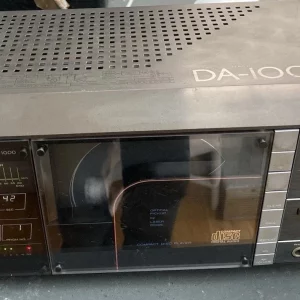 Vintage Hitachi Vertical Play CD Player From The Early 80’s. Good Working Order